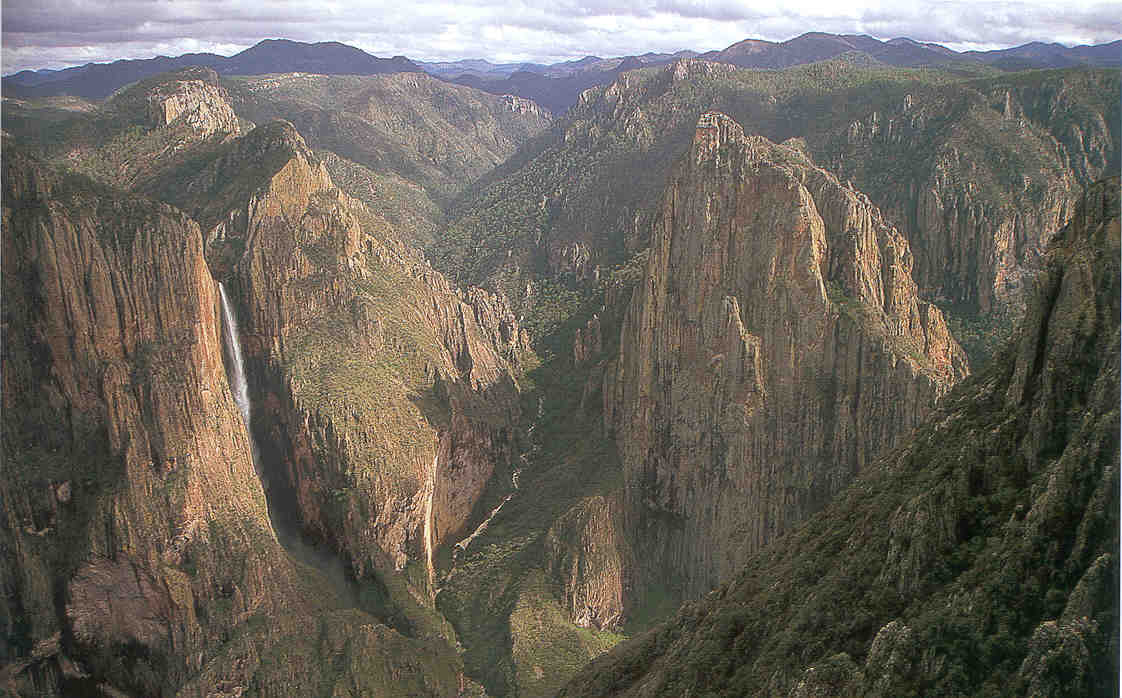 Vista de la Cascada de Basaseachi lejos